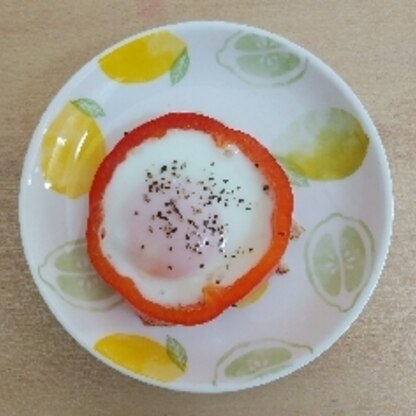 いつもの目玉焼きがかわいく、彩りよく、きれいに作れました。
またパプリカがあるときに作ります。